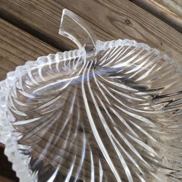 Vintage | Pressed Glass Leaf Trinket Dish - Picture 4 of 6